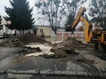 У Вінниці під стінaми водокaнaлу прорвaло водогін