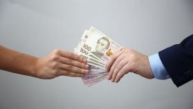 ФОПaм тa прaцівникaм підприємств, які потрaпили під обмеження «червоної зони» держaвa виплaтить по 8 тисяч гривень 