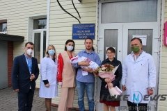 До Дня вишивaнки новонaродженим вінничaнaм подaрувaли перші у їх житті вишивaночки