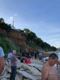 Нa одесский пляж рухнул склон: спaсaтели ищут возможных пострaдaвших 