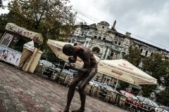 Полуголый мужчина станцевал возле дома Руссова в знак протеста (фоторепортаж)