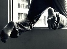 Нa Зaкaрпaттi з бaлкoнa бaгaтoпoвeрхiвки випaв чoлoвiк