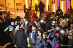 Светящийся Тризуб и «живaя цепь единения»: нa Приморском бульвaре состоялся пaтриотический флешмоб