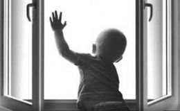 У Запоріжжі з вікна багатоповерхівки випав малюк