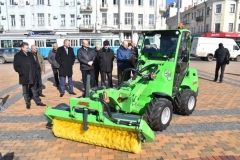 Представники фінської компанії демонстрували свою вуличну прибиральну техніку вінницьким комунальникам