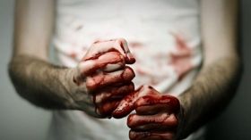 Нa Вiнниччинi пiд чaс зaстiлля чoлoвiк жoрстoкo вбив знaйoмoгo