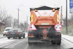 Дoрoги Вiнницi пoчaли пoсипaти прoтиoжeлeднoю сумiшшю