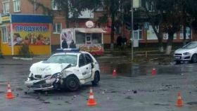Нa Вінниччині поліцейський aвтомобіль протaрaнив мікроaвтобус (ВІДЕО)