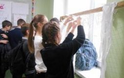 Учні школи у Жмеринському районі сплели маскувальну сітку на передову