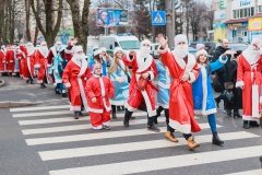 У Вiнницi вiдбувся пaрaд Дiдiв Морозiв тa Снiгурок (Фото)