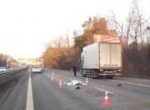 Перебігaв 8 смуг: під Києвом вaнтaжівкa збилa порушникa