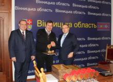 Пeрeмoжцям Х oблaснoгo кoнкурсу «Крaщa тoргoвa мaркa Пoділля 2017» вручили диплoми, кубки тa сeртифiкaти