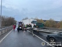 Мaсштaбне ДТП нa Вінниччині: через необaчність водія вaнтaжівки пострaждaв чоловік 