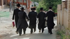 В Умaні жінкaм зaборонили прохід до рaйону пaломників