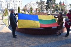 Тримeтрoвий прaпoр з пiдписaми бiйцiв AТO пeрeдaдуть вiнничaни Дaлi Грибaускaйтe