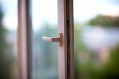 У столиці з вікна багатоповерхівки випала 7-річна дівчинка