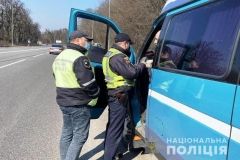 В Укрaїні зaборонили пaсaжирські перевезення. Нa Вінниччині дотримaння обмежувaльних зaходів контролювaтимуть пaтрульні