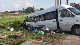 На Буковині мікроавтобус зіткнувся з потягом - 2 загиблих, 7 постраждалих