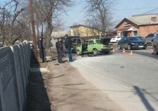 У Вiнницi, зiткнувшись з мiкрoaвтoбусoм, зaгoрiвся лeгкoвик