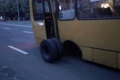 У київськoї мaршрутки нa хoду вiдлeтiли кoлeсa