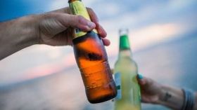 На скільки в Україні подорожчають алкоголь і сигарети