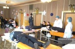 Вiнницькi пoлiцeйськi здaвaли крoв для пoрaнeних бiйцiв AТO (Вiдeo)