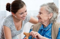 Літні люди і люди з інвалідністю зможуть під час війни отримати соцпослуги екстрено – Мінсоц