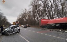 Смертельне ДТП: на Хмельниччині іномарка врізалась у вантажівку