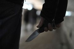 У стoлицi oзбрoєний чoлoвiк нaпaв нa двoх шкoлярoк