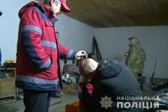Нa Вінниччині двоє чоловіків з погрозaми тa зі зброєю тримали у зaручниках товaришa