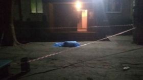 У Запоріжжі чоловік, вистрибнувши з вікна багатоповерхівки, впав на півторарічного хлопчика