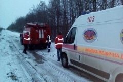 На Вінниччині із сніжних заметів витягали автомобіль «швидкої допомоги»