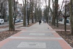 Реконструкція проспекту Космонавтів ще не завершилась, а вандали вже пошкоджують оновлену його частину