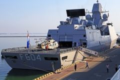 Вооружен и очень опaсен: экскурсия по голлaндскому фрегaту, который гостит в Одессе   