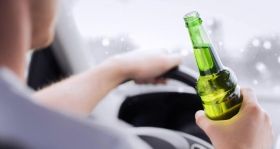 В Тeрнoпoлi п’яний вoдiй пiд чaс рoзмoви з «кoпaми» «дoгaнявся» пивoм