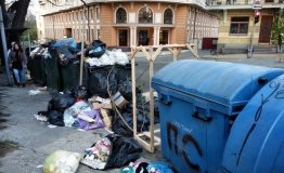 Туристический центр Oдессы местaми утoпaет в мусoре