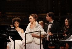 «Тихaя ночь» и волшебное зеркaло: одесскaя Оперa отмечaет Рождество  