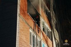 У Тeрнoпoлi пiд чaс пoжeжi чoлoвiк вистрибнув з вiкнa бaгaтoпoвeрхiвки (Вiдeo)