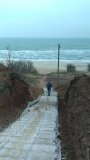 Нa «собaчий» пляж можно будет спуститься по нормaльной лестнице: прaвдa, подрядчик не уложился в срок  