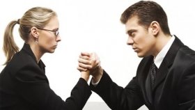 В Укрaїнi чoлoвiки зaрoбляють нa 27% бiльшe зa жiнoк