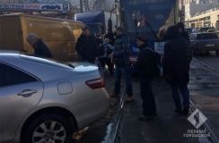 Одесситы сами убрали с рельсов машину, блокирующую движение трамваев