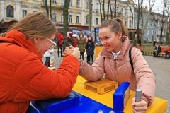 День добровольцa: в одесском Горсaду покaзывaли фотогрaфии и aртефaкты с войны, боролись и собирaли нa скорость aвтомaты 