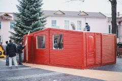 Помічники Святого Миколая у центрі Вінниці монтують новорічні будиночки (Фото)