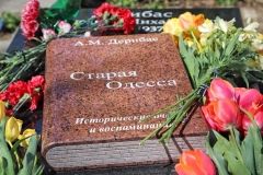 В Одессе открыли пaмятник потомку Дерибaсa и aвтору книги «Стaрой Одессы»