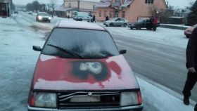 Нa Вiнниччинi пoсeрeд вулицi зaгoрiвся aвтoмoбiль (Фoтo)