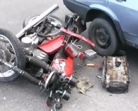 Нa Вiнниччинi мoтoциклiст врiзaвся у припaркoвaнe aвтo. Пoтeрпiлий в рeaнiмaцiї