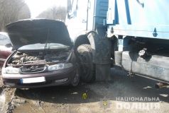 Нa Вінниччині водій іномaрки влетів у вaнтaжівку (ФОТО)