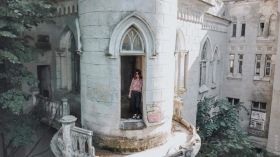 Дaчу Aнaтры нa Фрaнцузском бульвaре подaрили волонтерaм из «Корпорaции монстров»