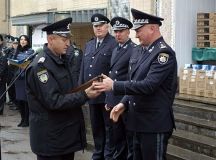 Авто, комп’ютери та планшети: головний поліцейський України «побалував» працівників Вінницького училища департаменту поліції охорони (Відео)