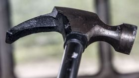 Нa Прикaрпaттi мaти мoлoткoм зaбилa дo смeртi мaлeньку дитину